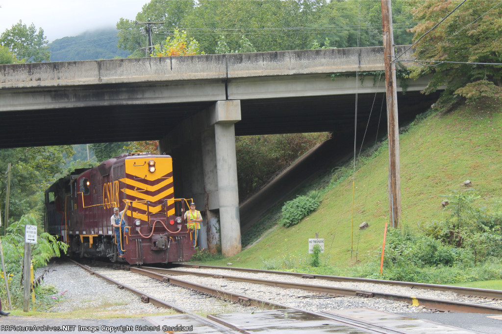 GSMR 1751 running around the train 